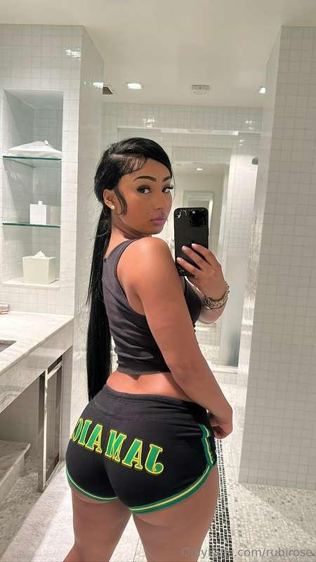 LIKE ALL OF MY POST AND DM ME FOR A FREE ASS BUNDLE 🤪