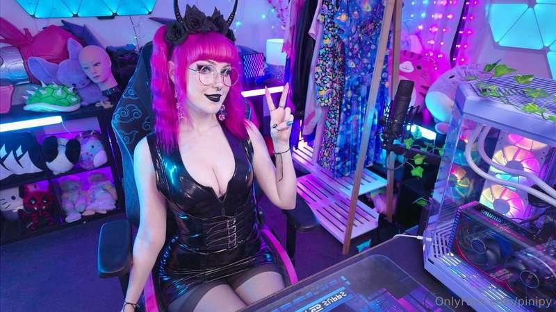 Live on http://Twitch.tv/Pinipy in a cute latex outfit !!! G..