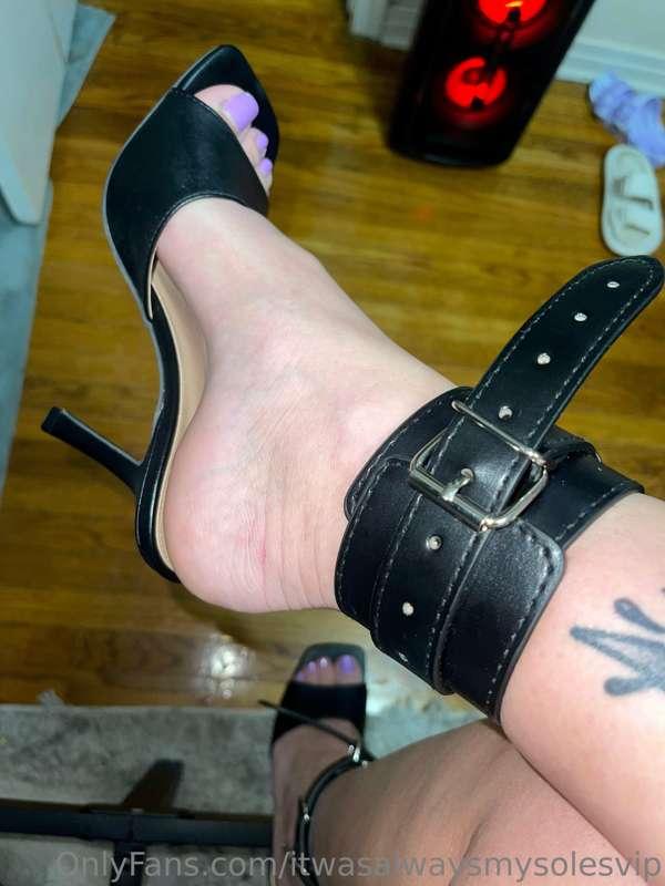 Fun fact I like to be tied up and worshipped 🥵