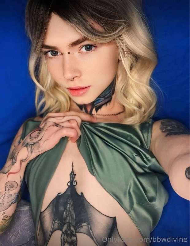 Sweet girl @miki_kiki dreams about your hot kisses on her pi..
