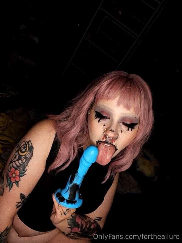 I look so pretty giving head 🤭 check dms for the full video ..