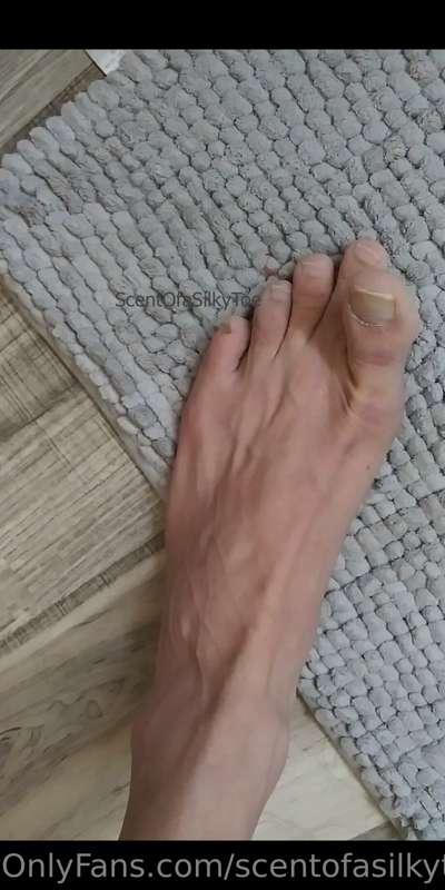 Pre-pedicure....tell me, do you like 'em like this?
