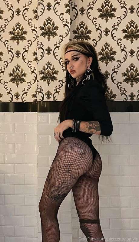 u think that's too extremely outfit for public?😵