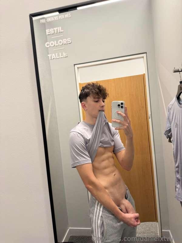 Why am I horny everywhere😳 I love to have sex in public plac..