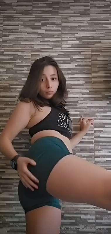 I'm ready to go for a walk, do you like athletic girls? 😊😘
