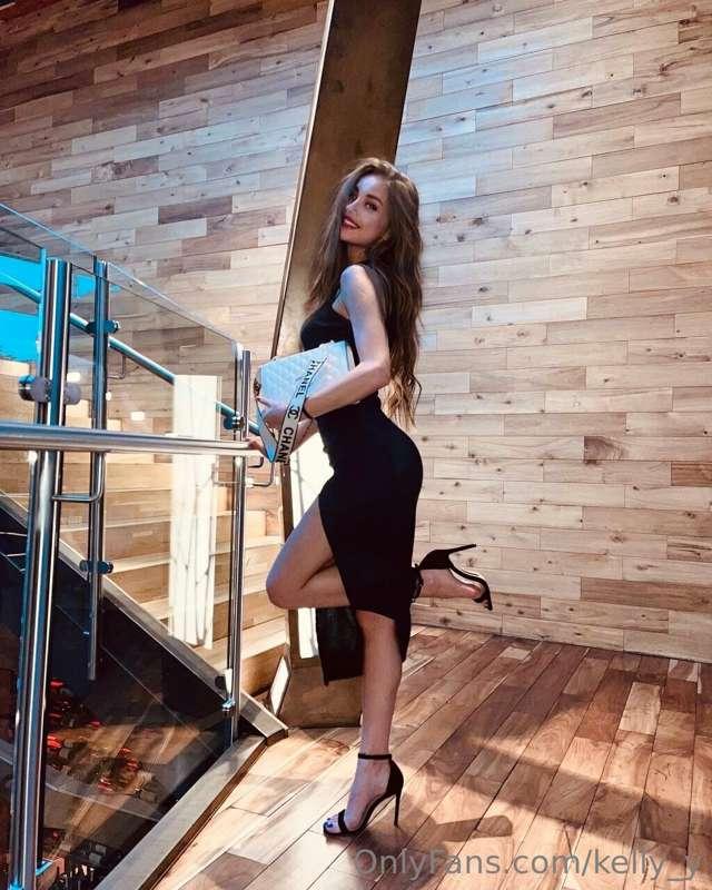 This hot girl is ready to tear up the dance floor 💥 Do you l..