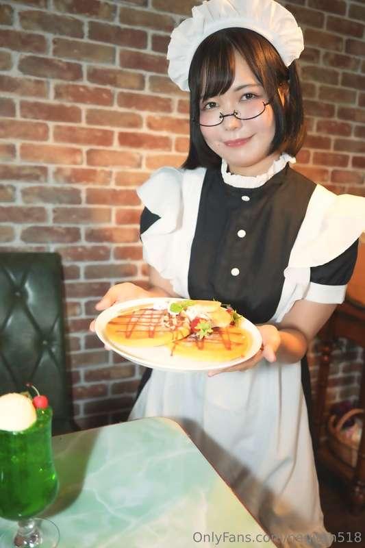 A pampered maid I met at a coffee shop.❤️25 photos.✨Photogra..