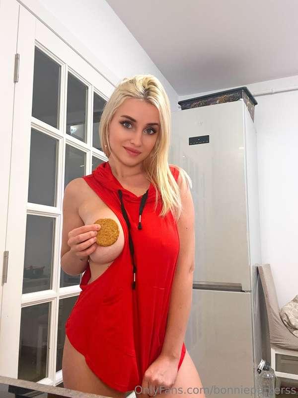 You want this cookie? 🍪 come take it with you mouth.. 👄 