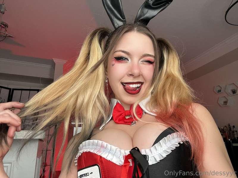 Heya puddin' 😜 Do you like my Harley Quinn bunny look? ❤️🖤