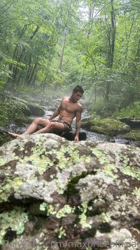 Naked hiking 😏