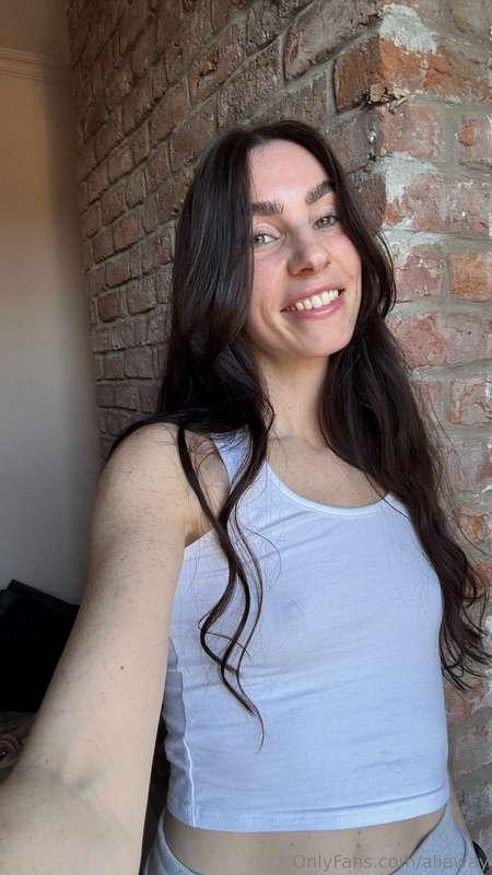 Who’s online? Slide into my DMs. 😈