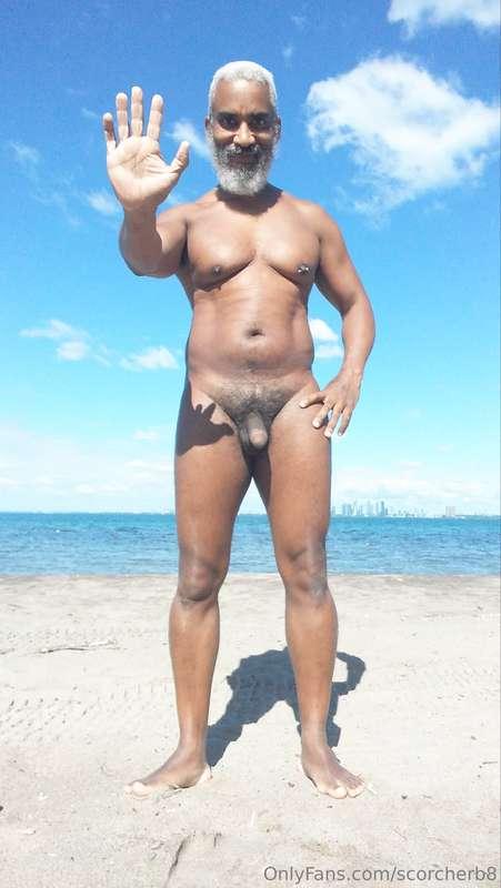 Hello Sunny Saturday!  #beard #musculardaddy #gay #feet #gay..