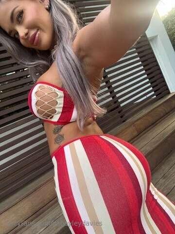 Reminding you how big and juicy it is❤️