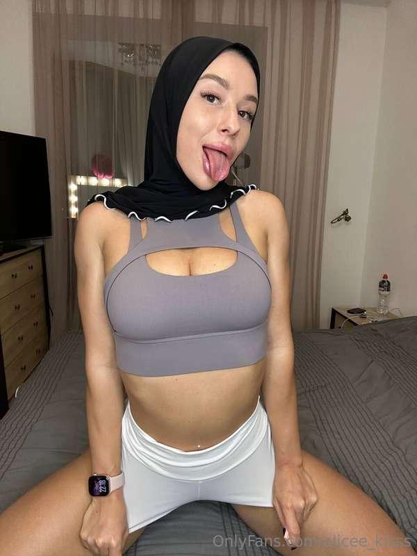 Hmm... I think my breasts are too big for this top 😏