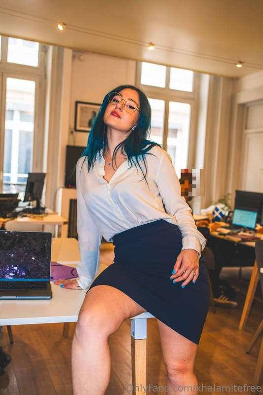 Fuck me right on the desk if you dare 🥵
