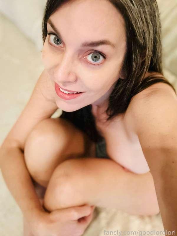 #bigtits #milf #mom #stepmom #fantasy #roleplay #brunette #hourglass #over40 #amateur #blueeyes #bigeyes #smile #coy #tease

Don't I look like such a sweet and innocent mom? 😇