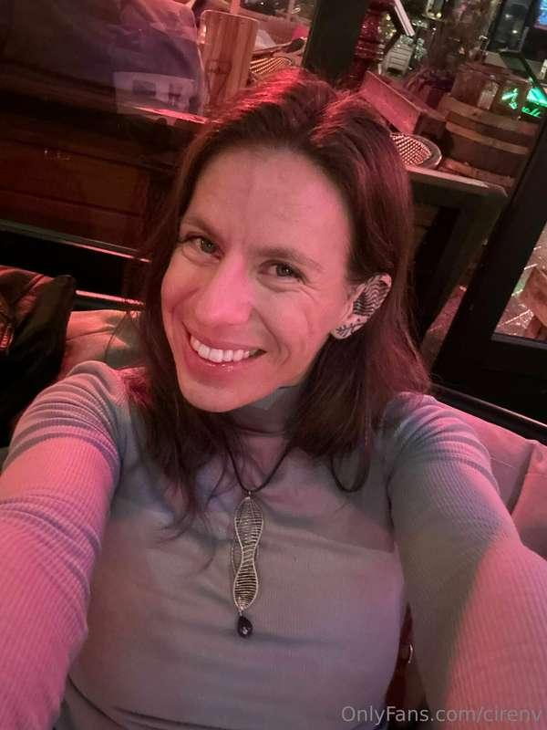 Selfies at the table are fine when your all smiles. ☺️🍽️