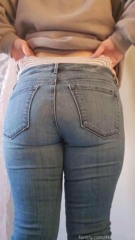 2:03 wedgie custom... so you want to give me a wedgie in my jeans, do you? Watch me pull them up high in my jeans then peel those pants off.  Does the wedgie look better from the back or front? 😈 
#custom #wedgie #bigass #booty #frontwedgie #jeans #panties #stripes #pussy #cameltoe #pantylines #vpl