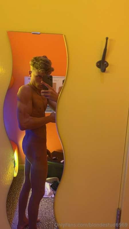 Getting my tan back😈 who wants to see me buss a load on one ..