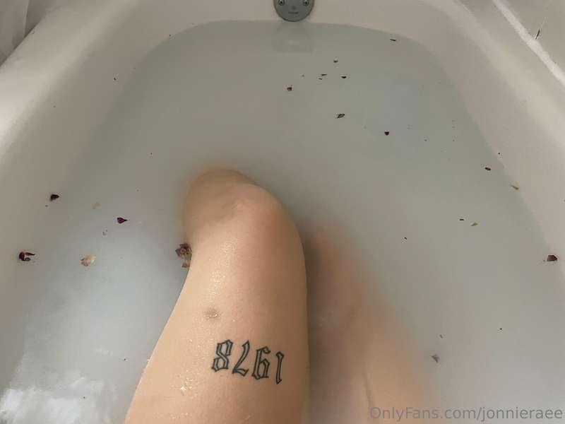 I took some sexy pics in the bath today, who wants to see? 😉