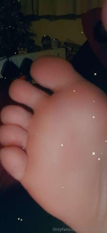 Oh baby are u into feet? Wanna see me play with my toes for ..