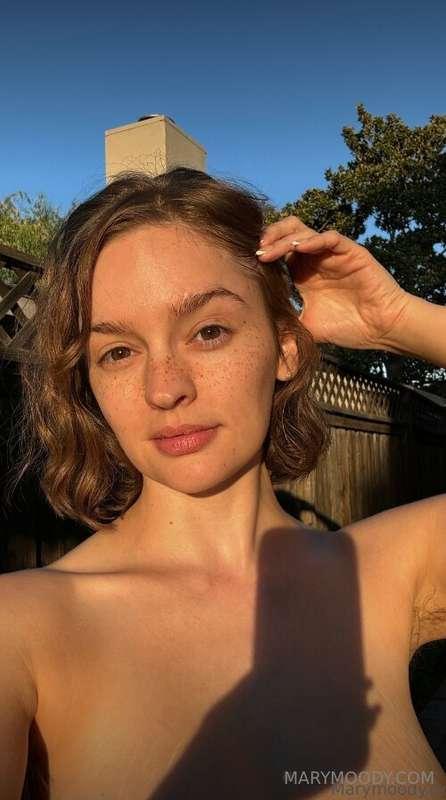 Letting the sunlight kiss my skin 🌞💋 @marymoodyxxx