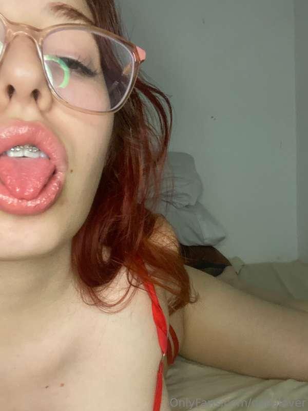 i know a thing or two that i could use this tongue on... wan..
