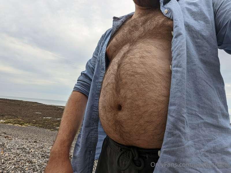 A little belly on the beach 🐻