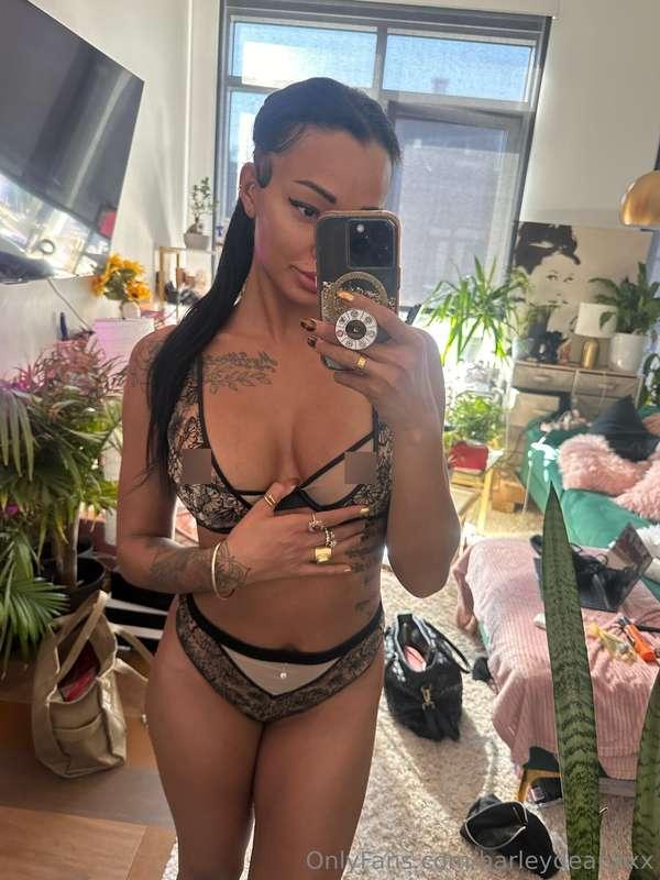 Mirror mirror on the wall, who's the sexiest of them all 😈💋
