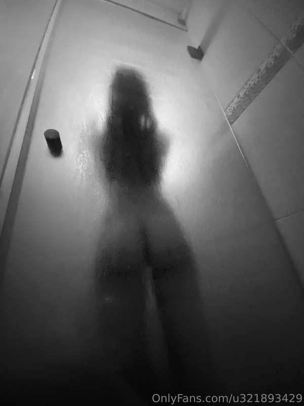 Jugamos a ver quién se moja más? 🔥

Let's play who is wetter..