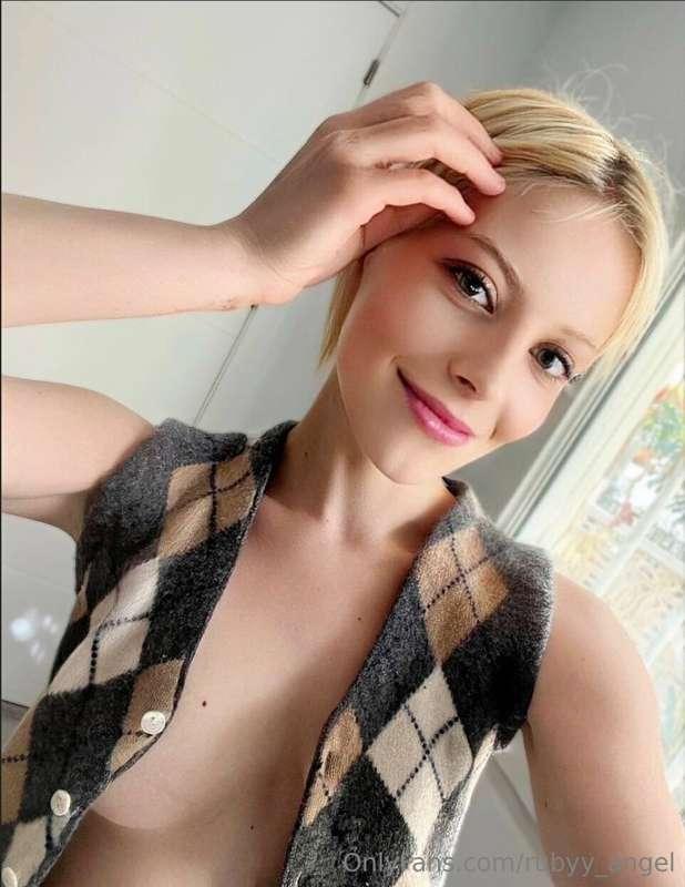 This hot thing @jinnybabe  🍓 is waiting for you❤️ Her pussy ..