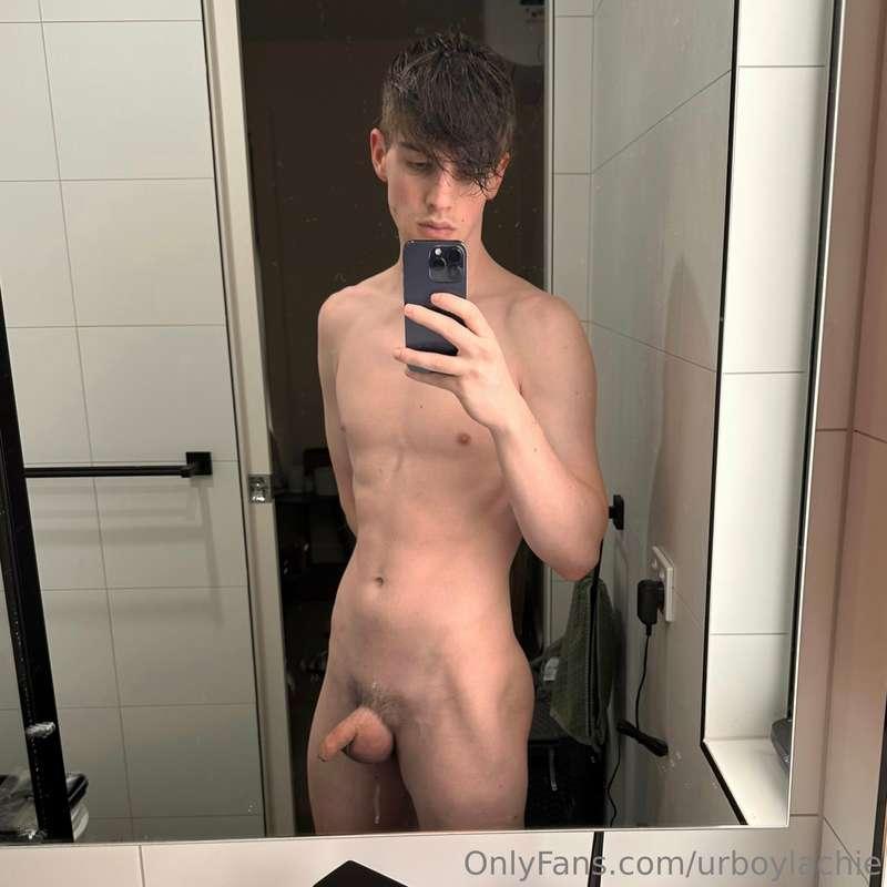 Getting ready to play with my hole all day 😈