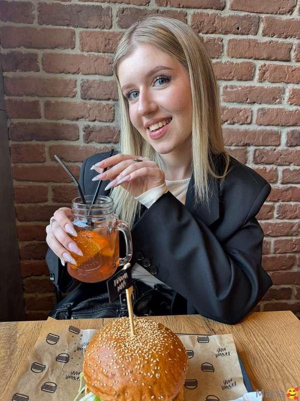 A favorite cocktail in good company. 💘What could be better?😋