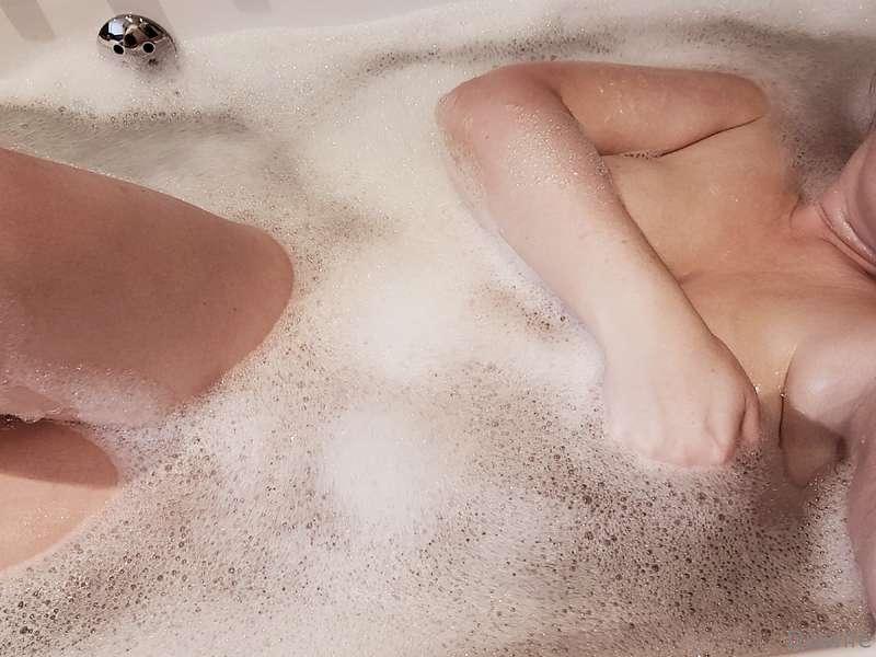 🥰 After a busy weekend some relaxing bubbles are needed xx🫧 ..