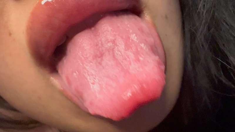 Picturing my tongue on you