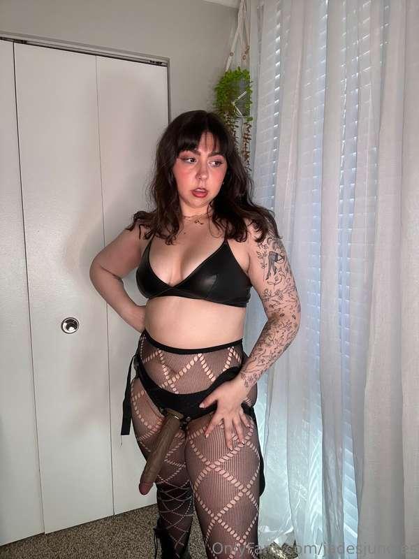 I look like I’m on a secret mission to destroy your hole 💋