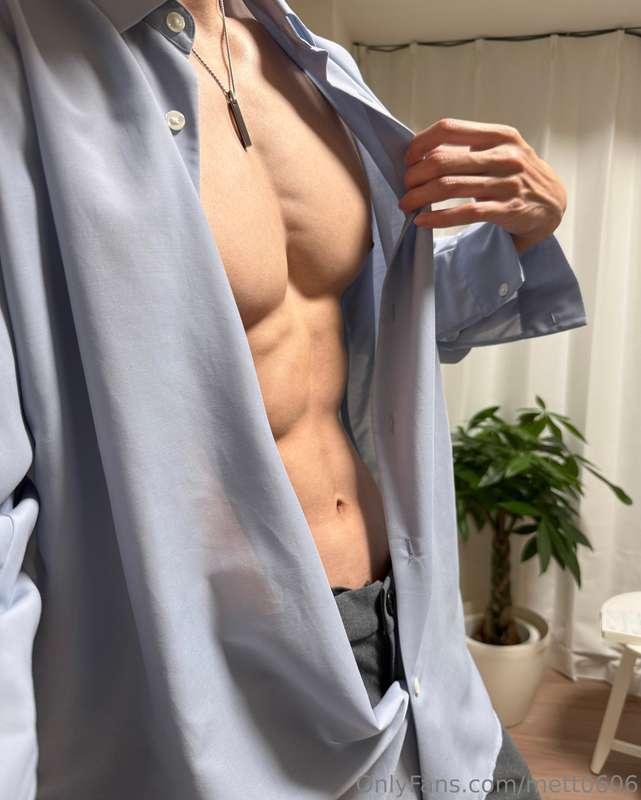 I muscles are visible through the gaps in my shirt.