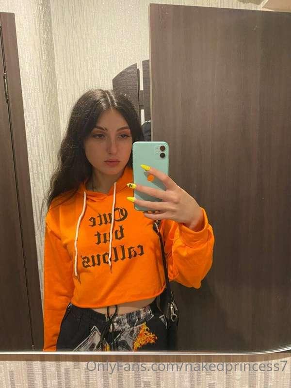 I'm going to a new exhibition of paintings hehe🖼️