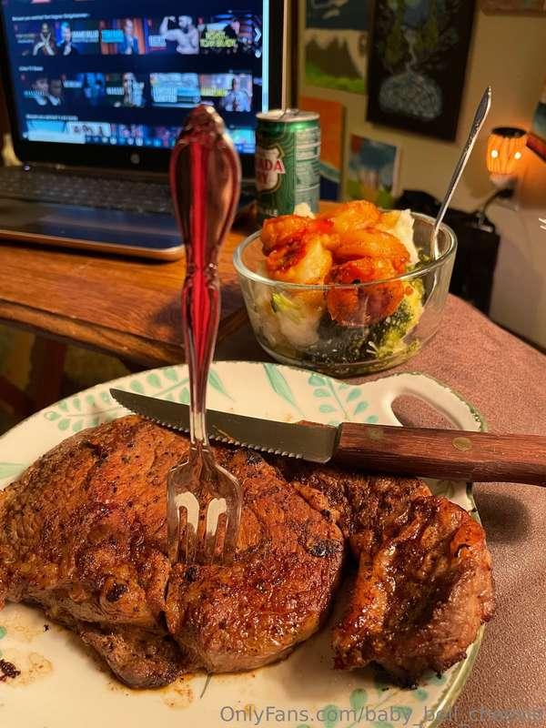 Steak night 😋😋😋 did my ab workout today and it just about ki..