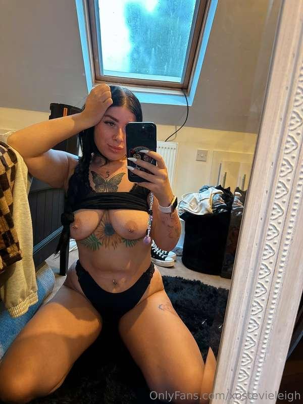 Good morning 🥰 how’s everyone on this horrible Monday 🥺