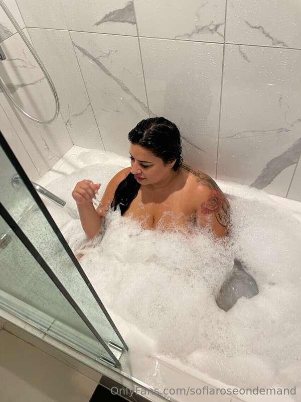 Join for me for a hot bubble bath🛁💦