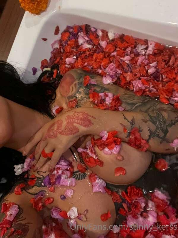 I love 💕 flowers 🌺 so much. Do you?