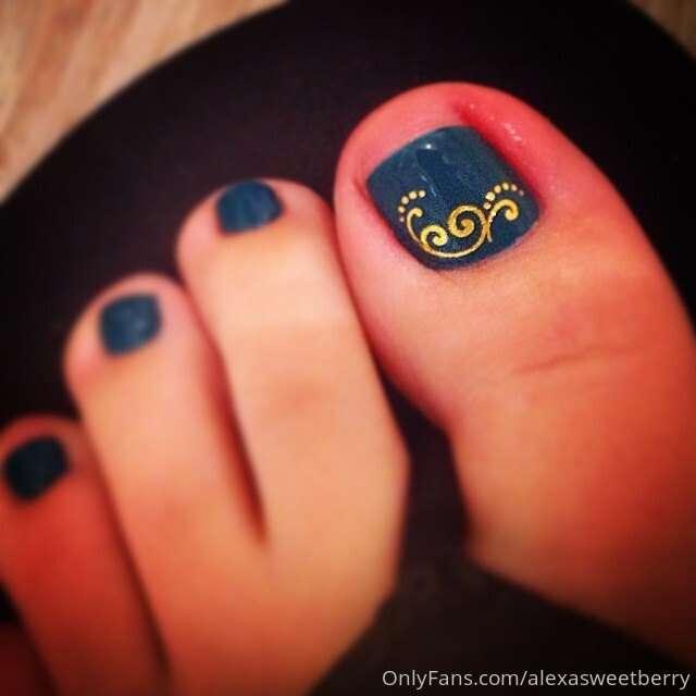 Just a little "toes-only" teaser for you.  I ❤ my nail art t..