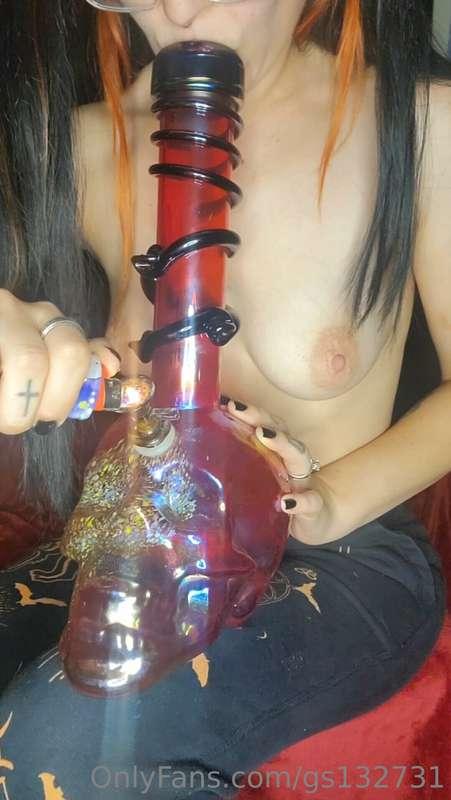 Take a bong toke with me💚💨 I'll leave my tits out.🍒😜