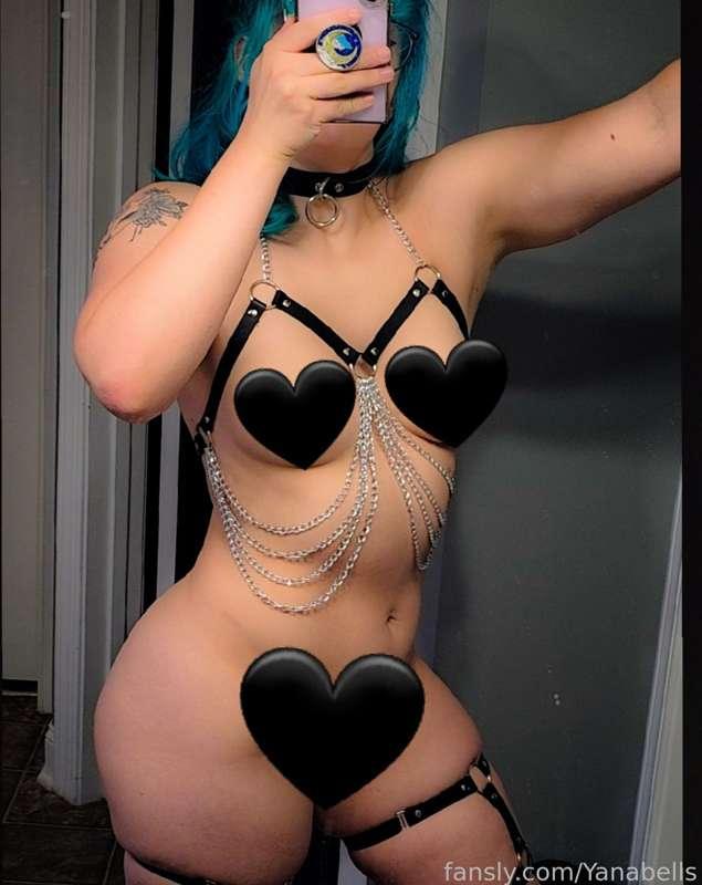 You've been so good this week, I think you deserve a reward~ but don't treat yourself too fast 👀 be sure to take it nice and slow, really enjoy this treat 😈⛓️🖤
---------------------
#fyp #chains #leather #bdsm #nudes #thighs #tummy #ass #tits 