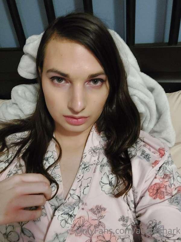 POV on top of me while i give you my bedroom eyes 😈💗