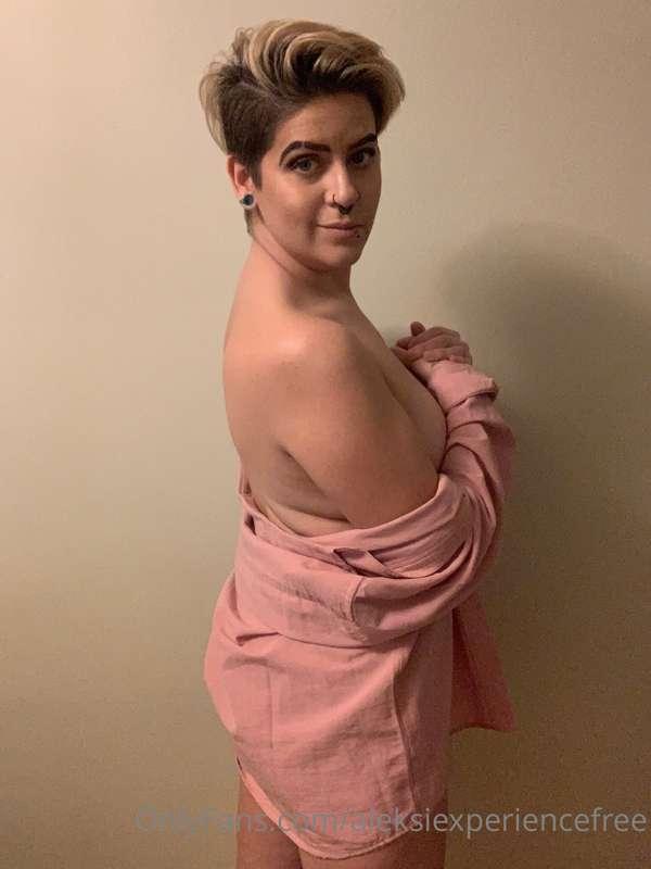 Enjoy this slow tease until I’m completely naked 😈💝