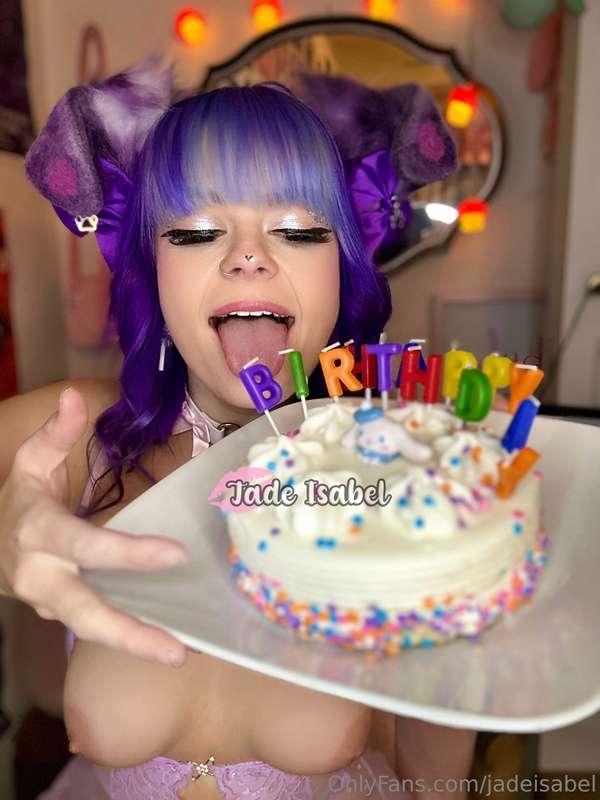 happy fucking birthday to me!!! 🥳what did you get me? hehe 🐾