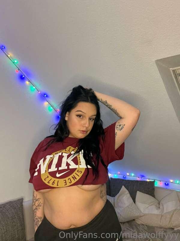 What do you think about subboob pictures?🍒 

or do you prefe..