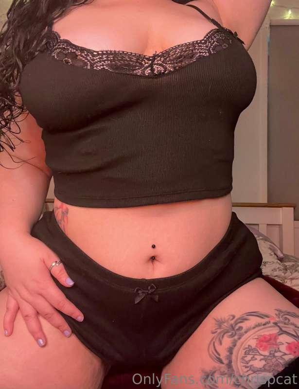 These hips need to be grabbed and nips need to be sucked 😇